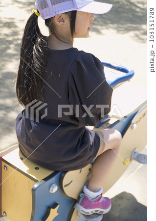 ロッキング遊具で女の子 公園の遊具 ロッキング遊具で女の子 公園の遊具 103151789