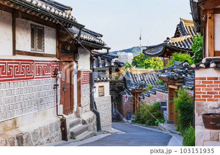 ソウル 北村韓屋村とNソウルタワー 夕景 ソウル 北村韓屋村とNソウルタワー 夕景 103151935