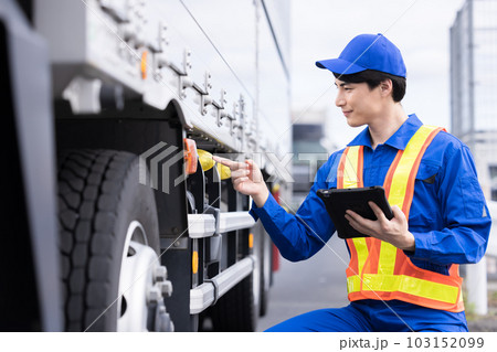 ロードサービス作業員のポートレート 103152099