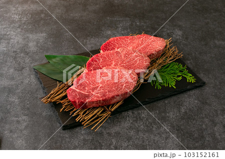 皿盛りした黒毛和牛のヒレステーキ 103152161