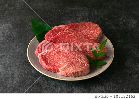 皿盛りした黒毛和牛のヒレステーキ 103152162