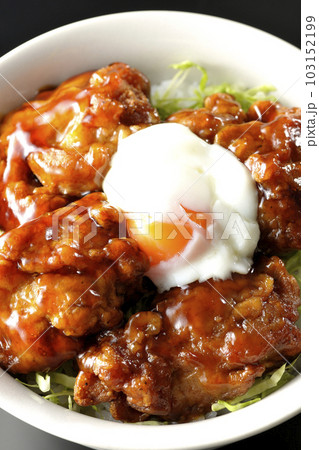 温玉のせ唐揚げ丼を黒背景で俯瞰撮影 103152199