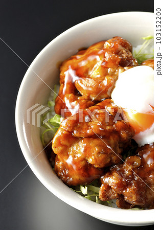 温玉のせ唐揚げ丼を黒背景で俯瞰撮影 103152200
