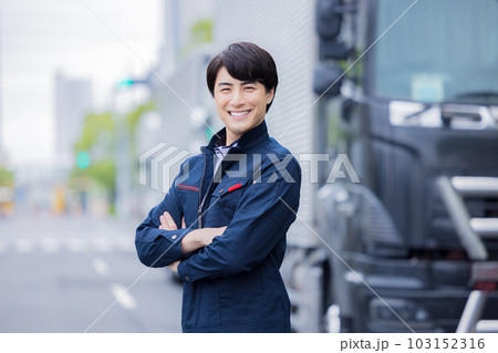 笑顔でトラックの前に立つドライバー 笑顔でトラックの前に立つドライバー 103152316