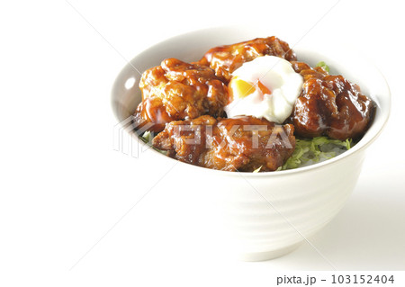 温玉のせ唐揚げ丼を白背景で撮影 温玉のせ唐揚げ丼を白背景で撮影 103152404