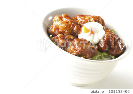 温玉のせ唐揚げ丼を白背景で撮影 温玉のせ唐揚げ丼を白背景で撮影 103152406