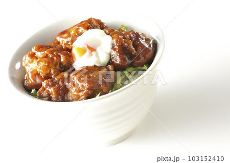 温玉のせ唐揚げ丼を白背景で撮影 温玉のせ唐揚げ丼を白背景で撮影 103152410
