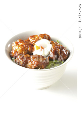 温玉のせ唐揚げ丼を白背景で撮影 温玉のせ唐揚げ丼を白背景で撮影 103152423