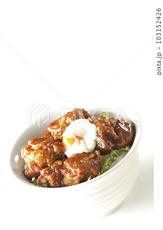 温玉のせ唐揚げ丼を白背景で撮影 103152426