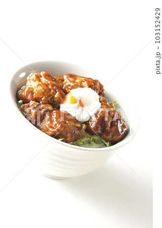 温玉のせ唐揚げ丼を白背景で撮影 温玉のせ唐揚げ丼を白背景で撮影 103152429