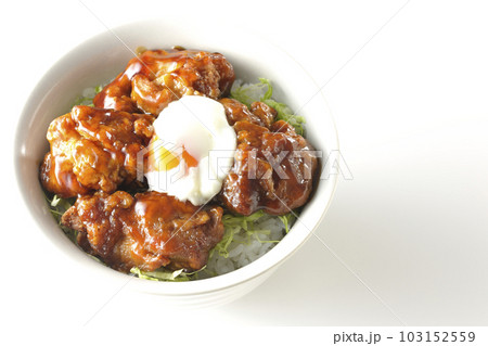 温玉のせ唐揚げ丼を白背景で俯瞰撮影 温玉のせ唐揚げ丼を白背景で俯瞰撮影 103152559