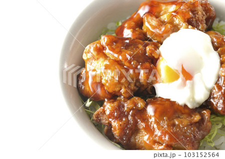 温玉のせ唐揚げ丼を白背景で俯瞰撮影 温玉のせ唐揚げ丼を白背景で俯瞰撮影 103152564