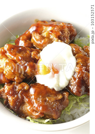 温玉のせ唐揚げ丼を白背景で俯瞰撮影 103152571