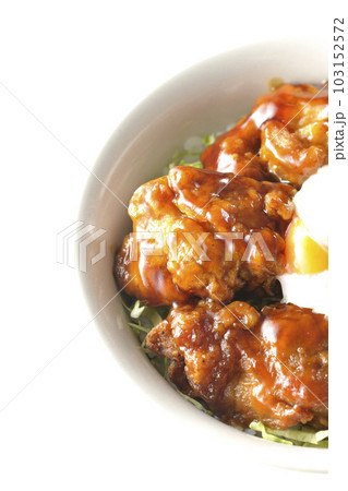 温玉のせ唐揚げ丼を白背景で俯瞰撮影 温玉のせ唐揚げ丼を白背景で俯瞰撮影 103152572