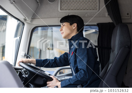 トラックドライバー　運転手のポートレート 103152632