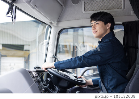 トラックドライバー　運転手のポートレート 103152639
