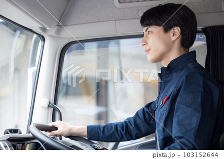 トラックドライバー　運転手のポートレート 103152644