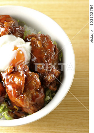温玉のせ唐揚げ丼を俯瞰で撮影 103152764