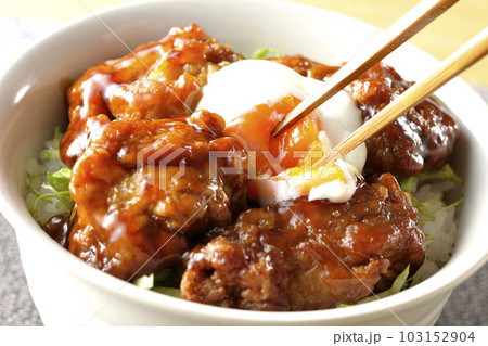 温玉のせ唐揚げ丼の卵を箸で割る 温玉のせ唐揚げ丼の卵を箸で割る 103152904