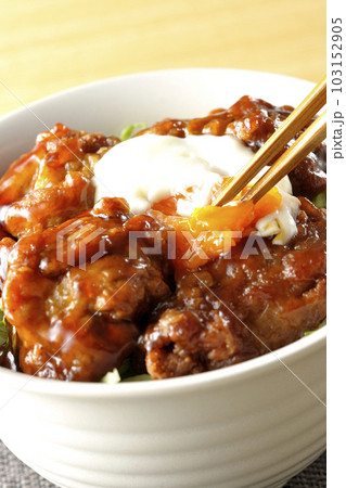 温玉のせ唐揚げ丼の卵を箸で割る 温玉のせ唐揚げ丼の卵を箸で割る 103152905