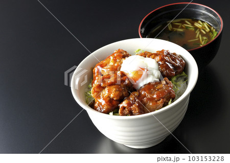 温玉のせ唐揚げ丼と三つ葉とワカメ入りの味噌汁 温玉のせ唐揚げ丼と三つ葉とワカメ入りの味噌汁 103153228