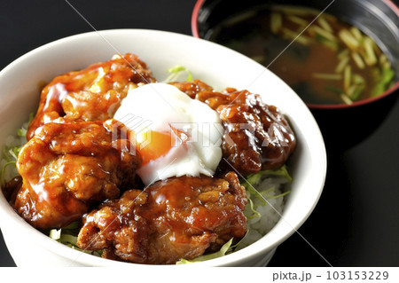 温玉のせ唐揚げ丼と三つ葉とワカメ入りの味噌汁 温玉のせ唐揚げ丼と三つ葉とワカメ入りの味噌汁 103153229