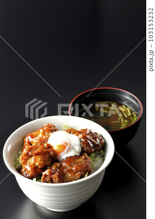 温玉のせ唐揚げ丼と三つ葉とワカメ入りの味噌汁 温玉のせ唐揚げ丼と三つ葉とワカメ入りの味噌汁 103153232