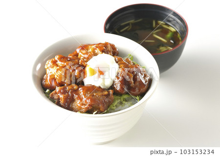 温玉のせ唐揚げ丼と三つ葉とワカメ入りの味噌汁 温玉のせ唐揚げ丼と三つ葉とワカメ入りの味噌汁 103153234