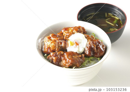 温玉のせ唐揚げ丼と三つ葉とワカメ入りの味噌汁 温玉のせ唐揚げ丼と三つ葉とワカメ入りの味噌汁 103153236