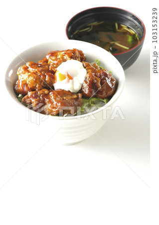 温玉のせ唐揚げ丼と三つ葉とワカメ入りの味噌汁 103153239