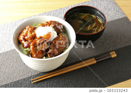温玉のせ唐揚げ丼と三つ葉とワカメ入りの味噌汁 103153243