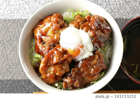 温玉のせ唐揚げ丼と三つ葉とワカメ入りの味噌汁 103153252