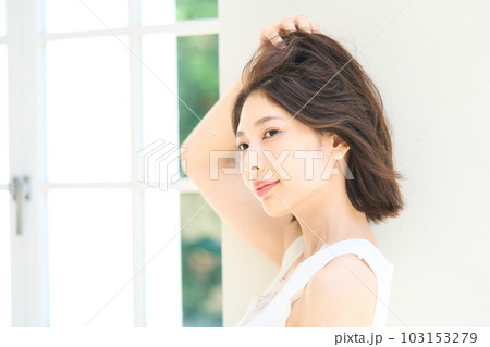 若い女性のポートレート 103153279