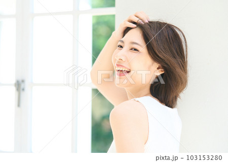 若い女性のポートレート 103153280