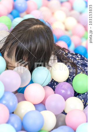ボールプールで遊ぶ子ども 女の子 ボールプールで遊ぶ子ども 女の子 103153835