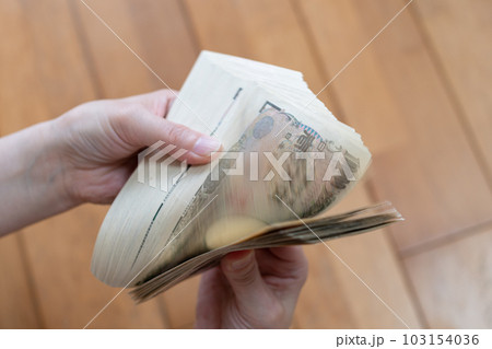 お札を数える お札を数える 103154036