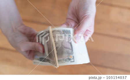 お札を数える お札を数える 103154037