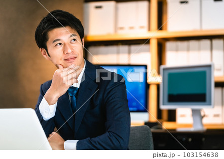 パソコンに向かって考えるビジネスマン パソコンに向かって考えるビジネスマン 103154638