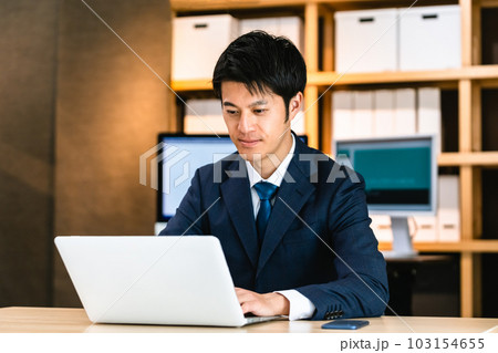 パソコンに向かって考えるビジネスマン 103154655