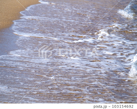 砂浜の波打ち際。 103154692