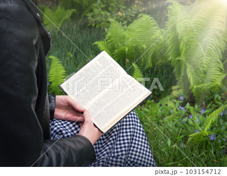 Girl reading a book in the park Girl reading a book in the park 103154712