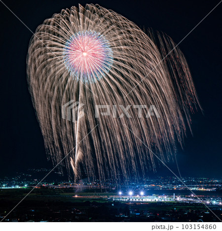 市川三郷町ふるさと夏まつり　神明の花火大会二尺玉　俯瞰で撮影 103154860