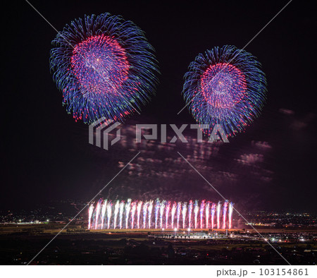 市川三郷町ふるさと夏まつり 神明の花火大会大型スターマイン 俯瞰で撮影 市川三郷町ふるさと夏まつり 神明の花火大会大型スターマイン 俯瞰で撮影 103154861