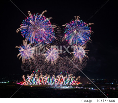 市川三郷町ふるさと夏まつり 神明の花火大会大型スターマイン 俯瞰で撮影 市川三郷町ふるさと夏まつり 神明の花火大会大型スターマイン 俯瞰で撮影 103154866