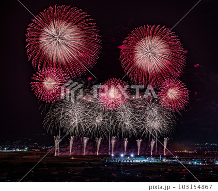 市川三郷町ふるさと夏まつり　神明の花火大会大型スターマイン　俯瞰で撮影 103154867