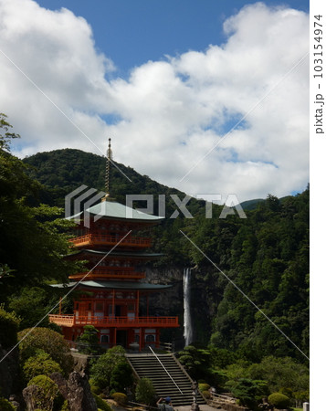 那智の滝と多宝塔 103154974