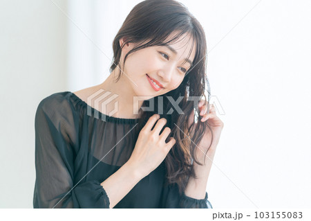 リビングでスキンケアをする若い女性 リビングでスキンケアをする若い女性 103155083
