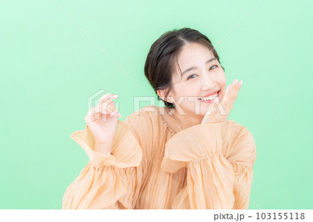 グリーンバックでスキンケアをする若い女性 103155118