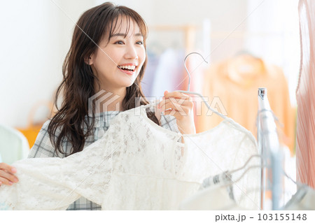 お店でショッピングをする若い女性 お店でショッピングをする若い女性 103155148