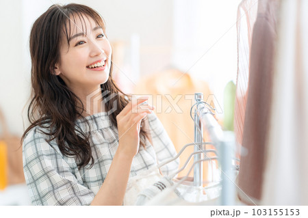 お店でショッピングをする若い女性 お店でショッピングをする若い女性 103155153